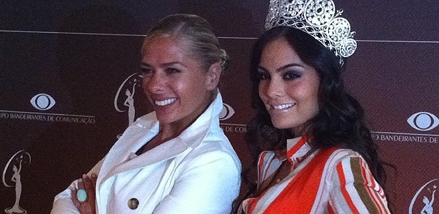 A apresentadora Adriane Galisteu posa ao lado da Miss Universo 2010, a mexicana Ximene Navarrete 