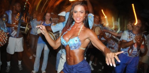 Alm do corpo, Gracyanne Barbosa, rainha de bateria da Vila Isabel, mostra que tem samba no p, durante o ensaio de rua da agremiao, na zona norte do Rio de Janeiro (27/01/10)
