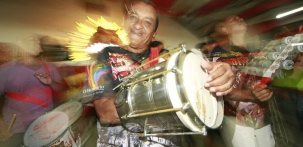 Ritmistas alegram a madrugada dos folies na escola Porto da Pedra, que alm do samba, tambm curtiram shows de funk (16/1/10)