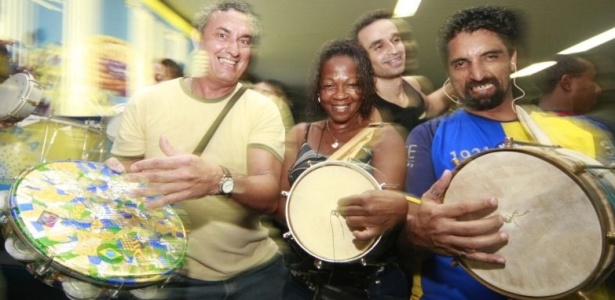 Ritmistas da Unidos da Tijuca animam os folies durante ensaio na quadra da escola, no Rio de Janeiro (24/1/10) 