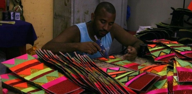 Trabalhadores no barraco da Viradouro, na Cidade do Samba, no Rio de Janeiro (22/1/10)