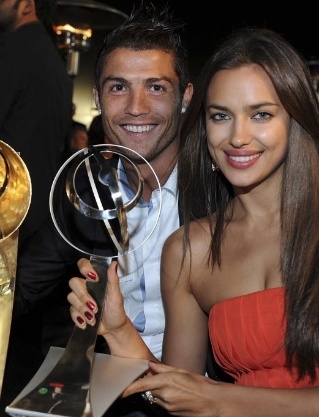 Cristiano Ronaldo posa com a namorada Irina Shayk no "Globe Soccer Awards"