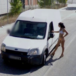 Na Espanha, um homem conversa com uma mulher em uma área conhecida pelos altos índices de prostituição - Reprodução