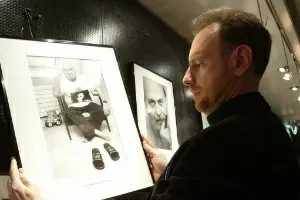 O fotógrafo argentino Daniel Mordzinski observa uma de suas obras (8/11/05) - B Echavarri/EFE