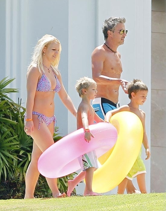 Britney Spears, 30, mostrou ótima forma em passeio com a família no Havaí (6/7/12). A cantora estava acompanhada do noivo, Jason Trawick, e dos filhos Sean Preston e Jayden James. Britney costuma sofrer com o efeito sanfona, alterando períodos mais enxutos, como agora, com outros mais 'cheinhos'; veja.