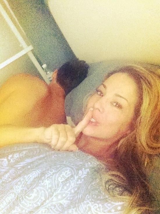 A atriz Danielle Winits postou foto na cama com o namorado em Bancoc
