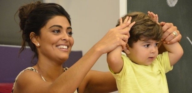 (1.ago.2012) Juliana Paes e o filho, Pedro, de 1 ano, gravam participação no programa de TV "Estrelas"