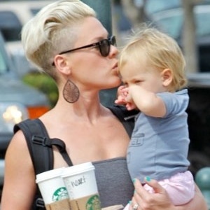 A cantora Pink passeia com sua filha, Willow, em um café em Malibu, na Califórnia (7/10/12)