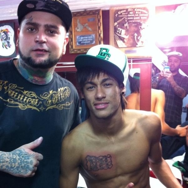 Neymar fez uma nova tatuagem, desta vez em homenagem ao pai (15/5/12). A tattoo foi feita por Ado Rosa, de Santos (SP), e traz a palavra pai ao fundo, com este texto em primeiro plano: 
